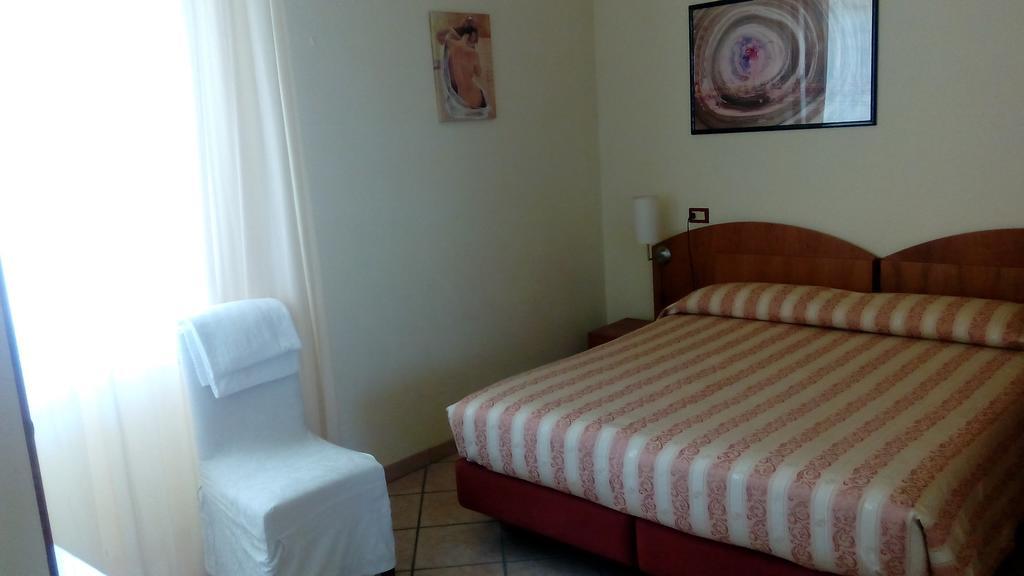 Hotel Astoria Lido Sirmione Ruang foto