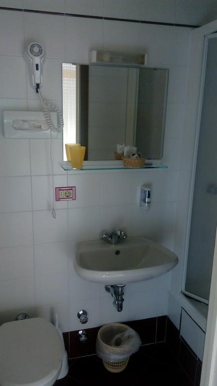 Hotel Astoria Lido Sirmione Bagian luar foto