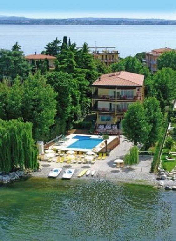 Hotel Astoria Lido Sirmione Bagian luar foto